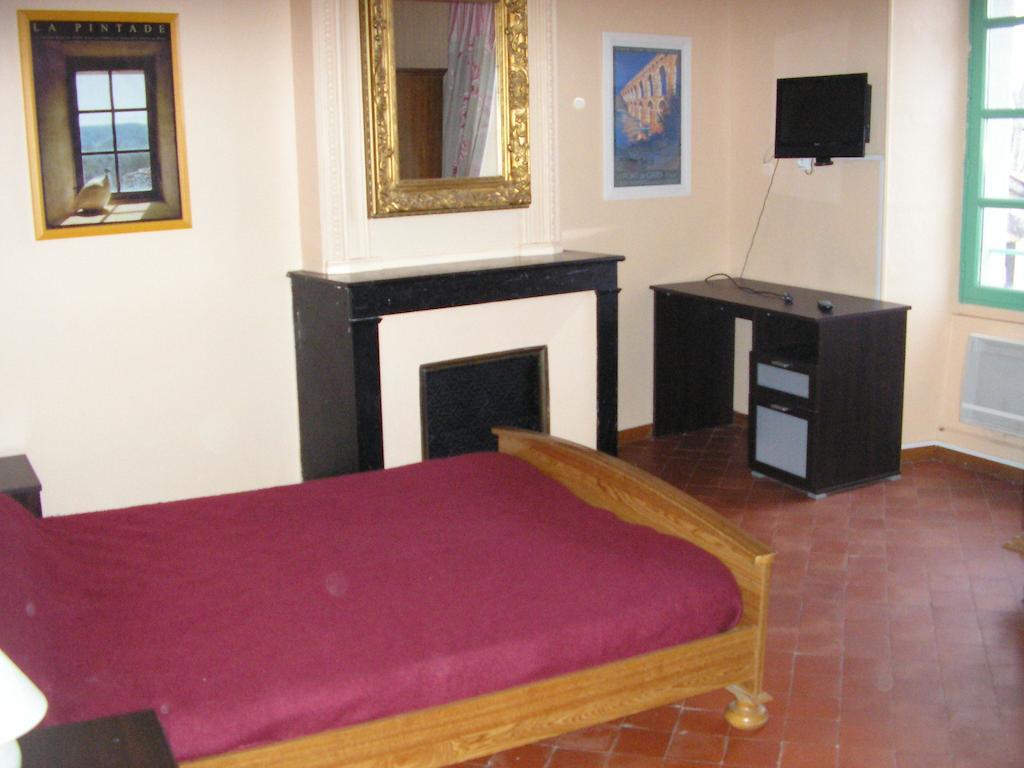 Auberge Le Bistrot De Lussan Lussan  Стая снимка